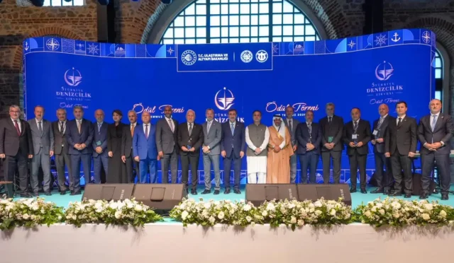 Tosyalı Holding Yönetim Kurulu Üyesi Mehmet Fatih Tosyalı, Denizcilik Zirvesi'nde ödülünü alırken