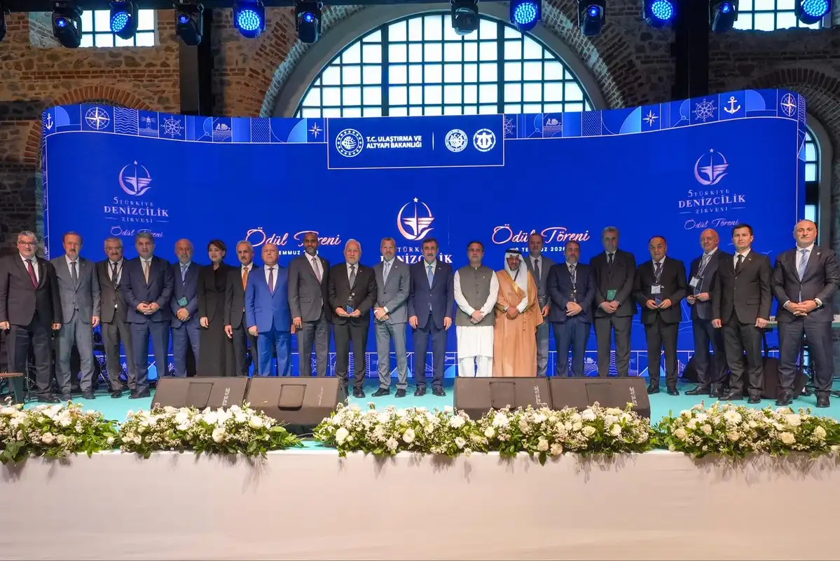 Tosyalı Holding, Denizcilik Zirvesi’nde Ödülle Taçlandı: Sektöre Katkıları Büyük Başarı Getirdi