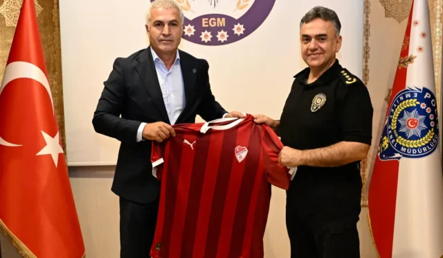 Elazığspor Başkanı Ahmet Toprak, Elazığ İl Emniyet Müdürü Aydın Karan'ı ziyaret etti.