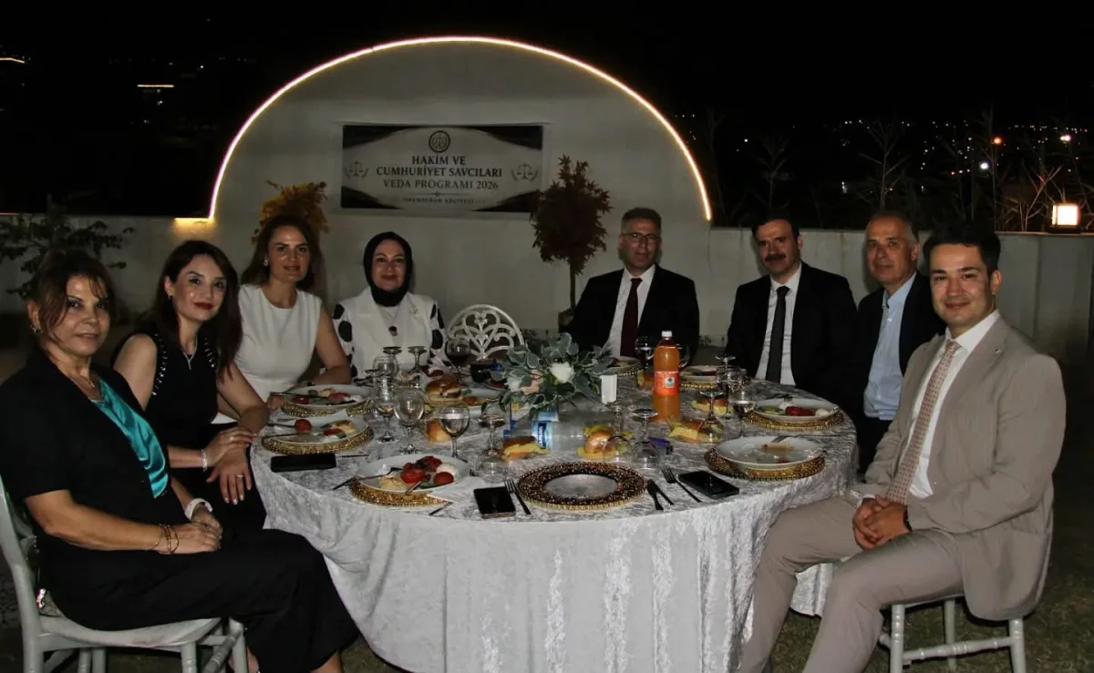 İskenderun Adliyesi’nde Duygusal Veda: Başsavcı Ünalan ve Yargı Mensuplarına Onur Pulu