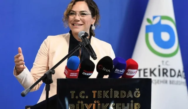 Tekirdağ Büyükşehir Belediye Başkanı Candan Yüceer, Velimeşe hemzemin geçidiyle ilgili basın açıklaması yaparken