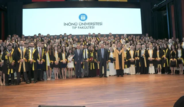 İnönü Üniversitesi Tıp Fakültesi 33. dönem mezuniyet töreninde keplerini atan öğrenciler ve protokol üyeleri