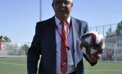 TFSKD Elazığ Şube Başkanı Mahmut Sami Türkmen saha komiserlerine teşekkür ederken