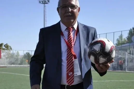 TFSKD Elazığ Şube Başkanı Mahmut Sami Türkmen saha komiserlerine teşekkür ederken
