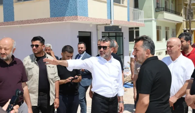 Elazığ Belediye Başkanı Şahin Şerifoğulları, Güneykent Mahallesi'ndeki projeleri inceliyor