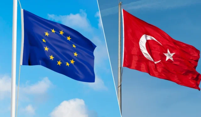 Avrupa Birliği ve Türkiye haritaları üzerinde e-ticaret sembolleri