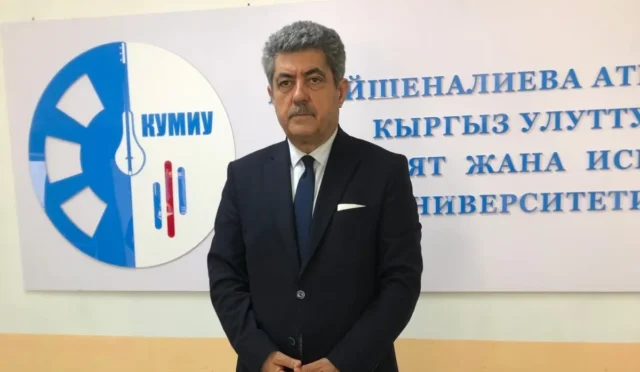 TDGF Genel Başkanı Menderes Demir, Kırgızistan'da resmi temaslarda bulunurken çekilmiş bir fotoğraf.