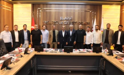 Elazığspor Kulüp Başkanı Ahmet Toprak ve Elazığ Ticaret ve Sanayi Odası Başkanı İdris Alan'ın Elazığspor'a destek için görüştüğü an.