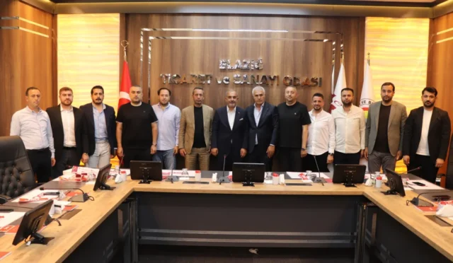 Elazığspor Kulüp Başkanı Ahmet Toprak ve Elazığ Ticaret ve Sanayi Odası Başkanı İdris Alan'ın Elazığspor'a destek için görüştüğü an.