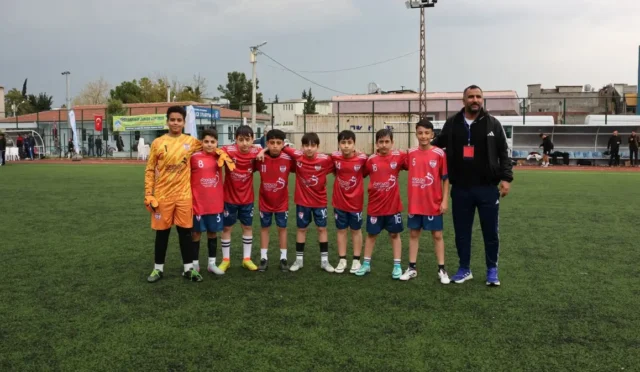 Ceylanpınar Ceylan Yurdu Futbol Akademisi'nde antrenman yapan genç futbolcular