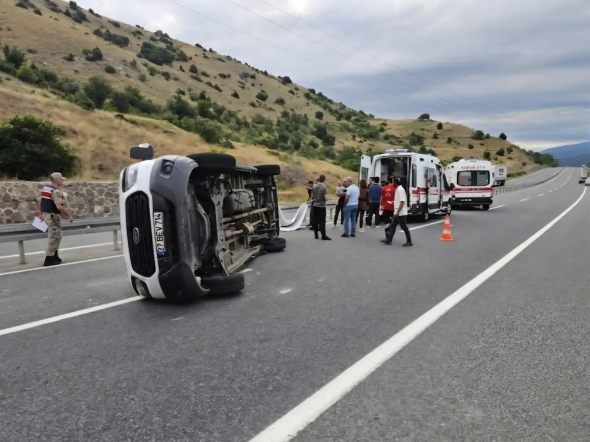Gaziantep’ten Erzurum’a Giden Minibüs Takla Attı: 15 Yaralı