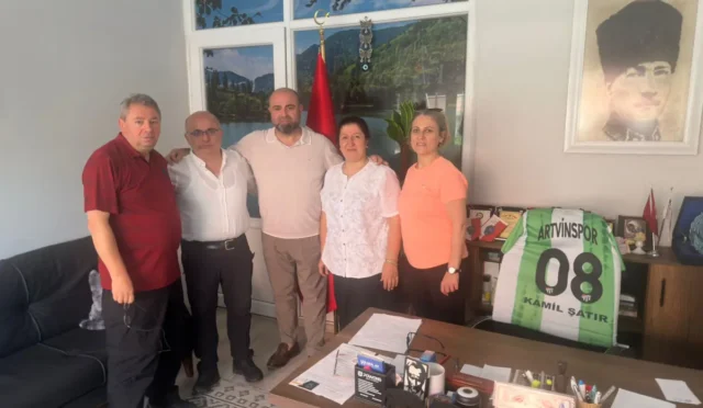 Artvinspor yöneticileri, Bursa'da iş insanı Kamil Şatır ve eşi Filiz Şatır'ı ziyaret etti.