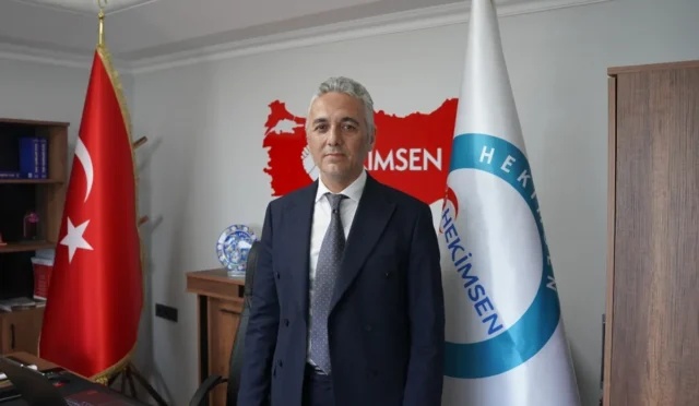 Hekimsen Sendikası Başkanı Uzm. Dr. Adil Kurban sağlıkta şiddete karşı müzikli protesto yaparken