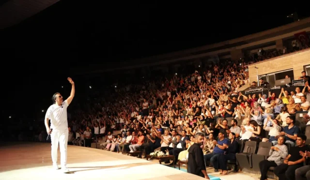 Sanatçı Çelik, Hatay'da depremzedeler için konser verdi.
