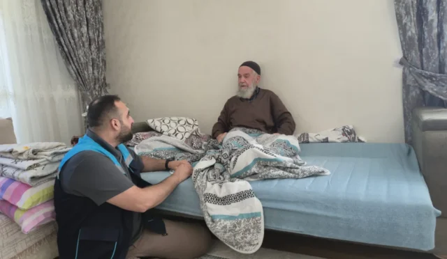 Battalgazi Belediyesi ekipleri, yaşlı ve engelli vatandaşların evlerini ziyaret ederek destek sağlıyor.