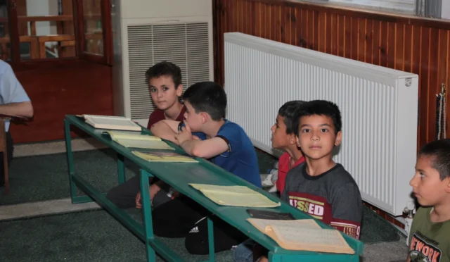 Yaz dönemi Kur'an kursları, ilçe müftüsü Mehmet Süsün'ün açıklamalarıyla birlikte cami ve kuran kurslarında başladı.