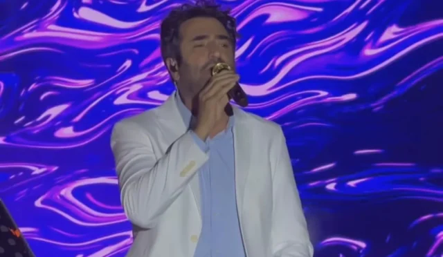 İskenderun Kurtuluş Festivali'nde Mahsun Kırmızıgül sahne alırken havai fişek gösterisi