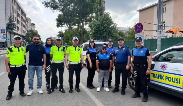 Kars'ta özel gereksinimli Ömer, trafik polisleriyle birlikte polislik mesleğini deneyimledi.