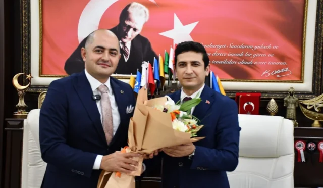 Osmaniye Cumhuriyet Başsavcısı Uygur Kaan Arısoy, görevi yeni Başsavcı Tolga Han Altınay'a teslim ediyor.