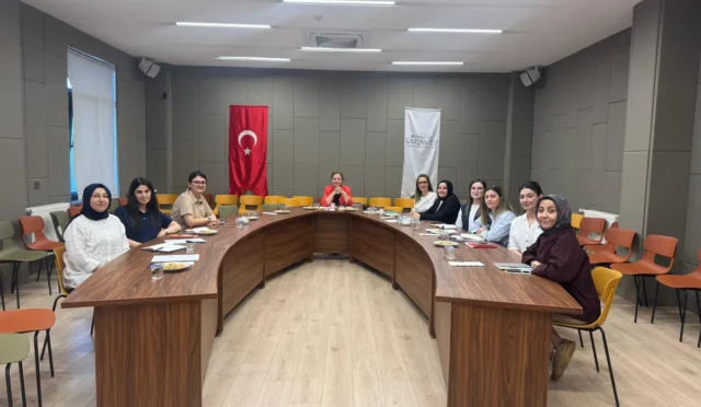 Beyaz Ev Aile Merkezi modelinin Gaziantep'te tanıtıldığı toplantıdan bir kare