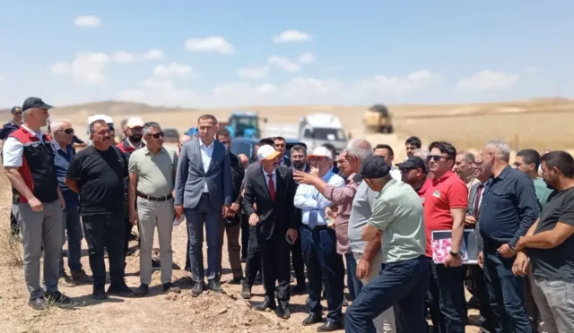 Kırıkkale'de buğday hasadı yapan çiftçiler ve protokol üyeleri