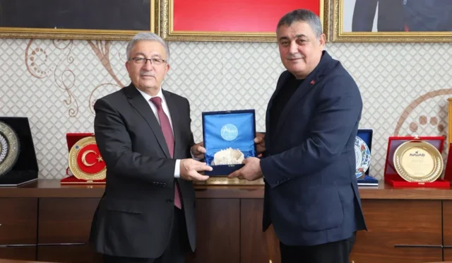 Antalya ve Isparta Aksu belediye başkanları iş birliği protokolü imzalarken