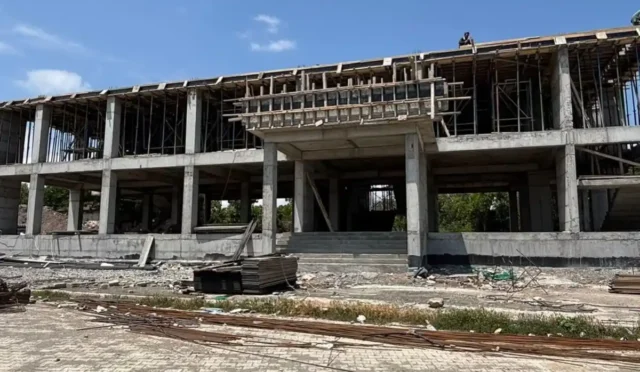 Kars'ta devam eden 5 okul inşaatından genel bir görünüm