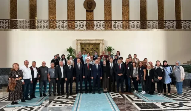 AK Parti Balıkesir Milletvekili Ali Taylan Canbey, Balıkesir ve Antalya'daki siyasi ve yatırım çalışmaları hakkında açıklamalarda bulunuyor.