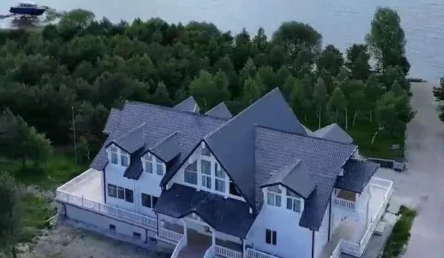 Arpaçay Kütük Evi'nin yenilenmiş hali ve Çıldır Gölü manzarası