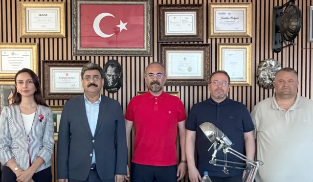 AK Parti heyetinin Gündem Sivas haber merkezini ziyareti sırasında çekilen hatıra fotoğrafı