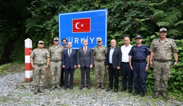 Artvin Valisi Mustafa Yılmaz, Kemalpaşa ilçesinde Sarp Sınır Kapısı'nı, sınır karakollarını ve mavi yemiş hasadını inceledi.
