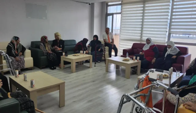 Kars Açık Kapı personeli huzurevi sakinlerini ziyaret ediyor
