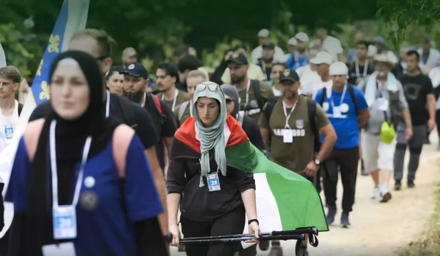 Bosna Hersek'te Srebrenitsa soykırımını anmak için düzenlenen Barış Yürüyüşü katılımcıları