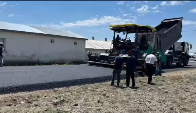 Kars İl Özel İdaresi ekipleri kırsal bölgelerde yol yapım ve asfalt çalışmalarını sürdürüyor.