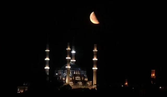 Edirne Selimiye Camii'nin kızıl Ay ile birlikte göründüğü büyüleyici gece manzarası