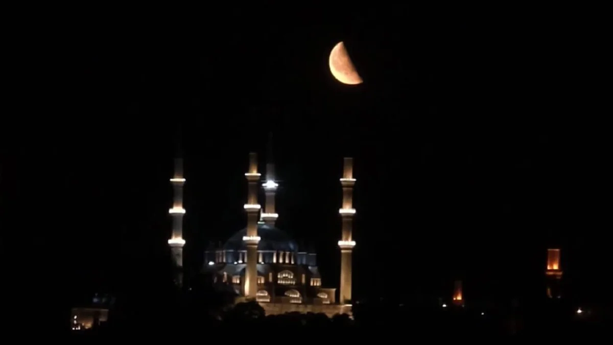 Edirne’de Büyüleyici Görüntü: Selimiye Camii Kızıl Ay ile Buluştu