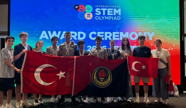 TED Ankara Koleji öğrencileri Roma'da düzenlenen Uluslararası STEM Olimpiyatları'nda kazandıkları madalyalarla gururla poz veriyor.