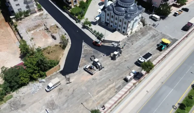 Battalgazi'de sıcak asfalt serim çalışması yapan belediye ekipleri