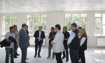 Kars Valisi Ziya Polat, devam eden okul inşaatlarını denetliyor ve eğitim yatırımları hakkında bilgi alıyor.
