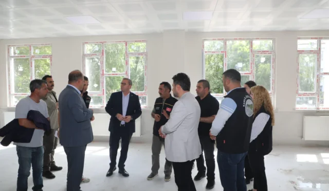 Kars Valisi Ziya Polat, devam eden okul inşaatlarını denetliyor ve eğitim yatırımları hakkında bilgi alıyor.