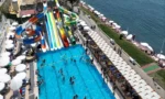Kdz. Ereğli'nin Mavi Bayraklı Plajı'nda güneşlenen ve denize giren insanlar