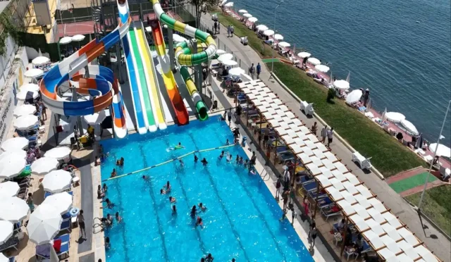 Kdz. Ereğli'nin Mavi Bayraklı Plajı'nda güneşlenen ve denize giren insanlar