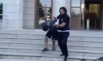 Hatay'da eşini darbedip bıçakla tehdit eden koca polis tarafından gözaltına alındıktan sonra adliyeye sevk edilirken.