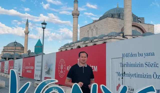Mevlânâ Müzesi'nin turkuaz kubbesi ve Konya'nın tarihi dokusu
