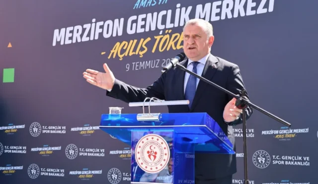 Gençlik ve Spor Bakanı Dr. Osman Aşkın Bak, Amasya'da açılışı yapılan spor tesislerinde incelemelerde bulunuyor.