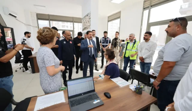 Hatay Valisi Mustafa Masatlı, Antakya ve Defne ilçelerinde vatandaşlarla bir araya geldi.