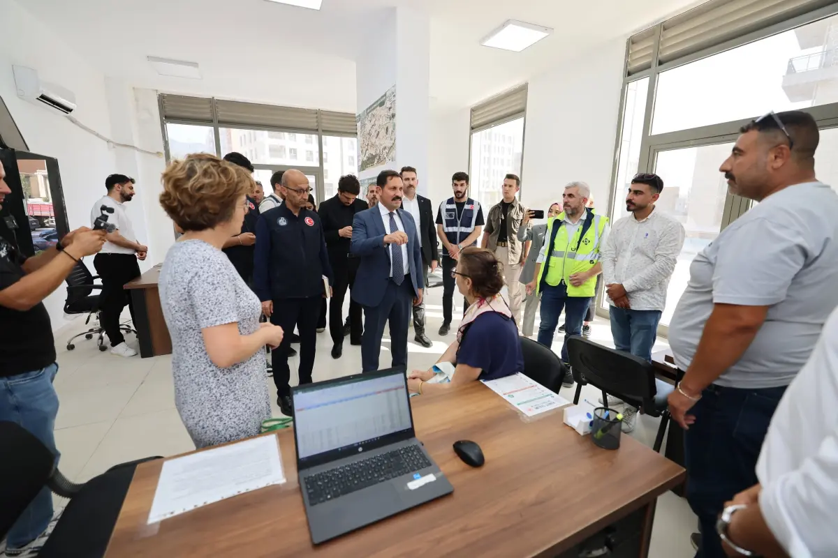 Hatay Valisi Mustafa Masatlı Sahada: Vatandaşlarla Buluştu, Yeniden İmar Sürecini Değerlendirdi