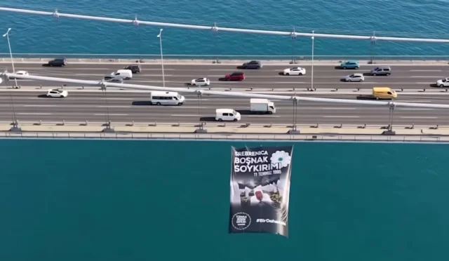İstanbul'daki köprülere asılan Srebrenitsa mesajı veren dev pankartlar
