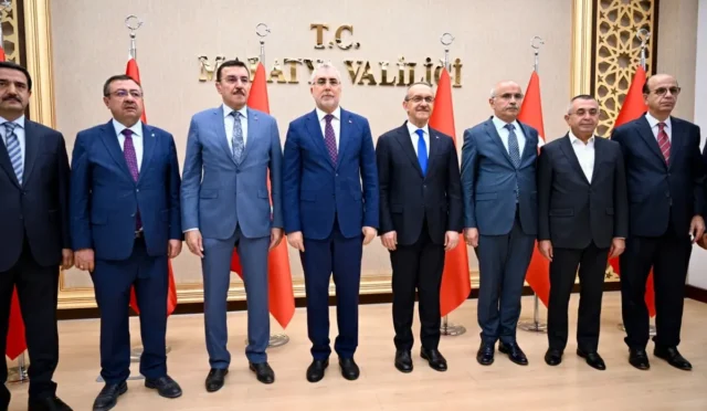 Çalışma ve Sosyal Güvenlik Bakanı Vedat Işıkhan Malatya Valiliği'ni ziyaret ediyor.
