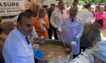 Sanayi ve Teknoloji Bakanı Mehmet Fatih Kacır Zonguldak'ta vatandaşlara aşure ikram ederken